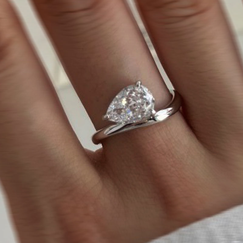 Pear-shaped ring on the hand