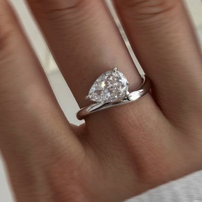 Pear-shaped ring on the hand